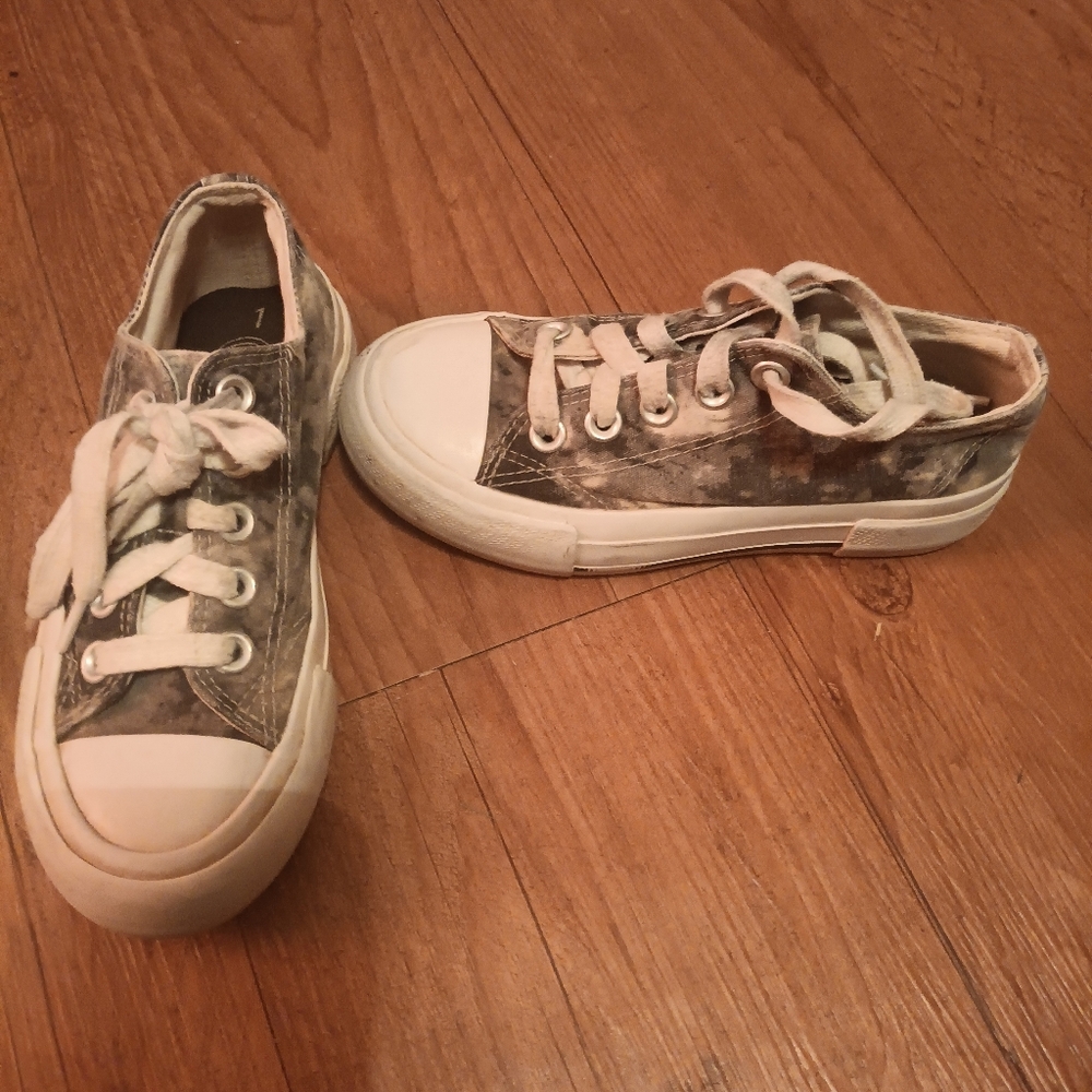 Girls shoes